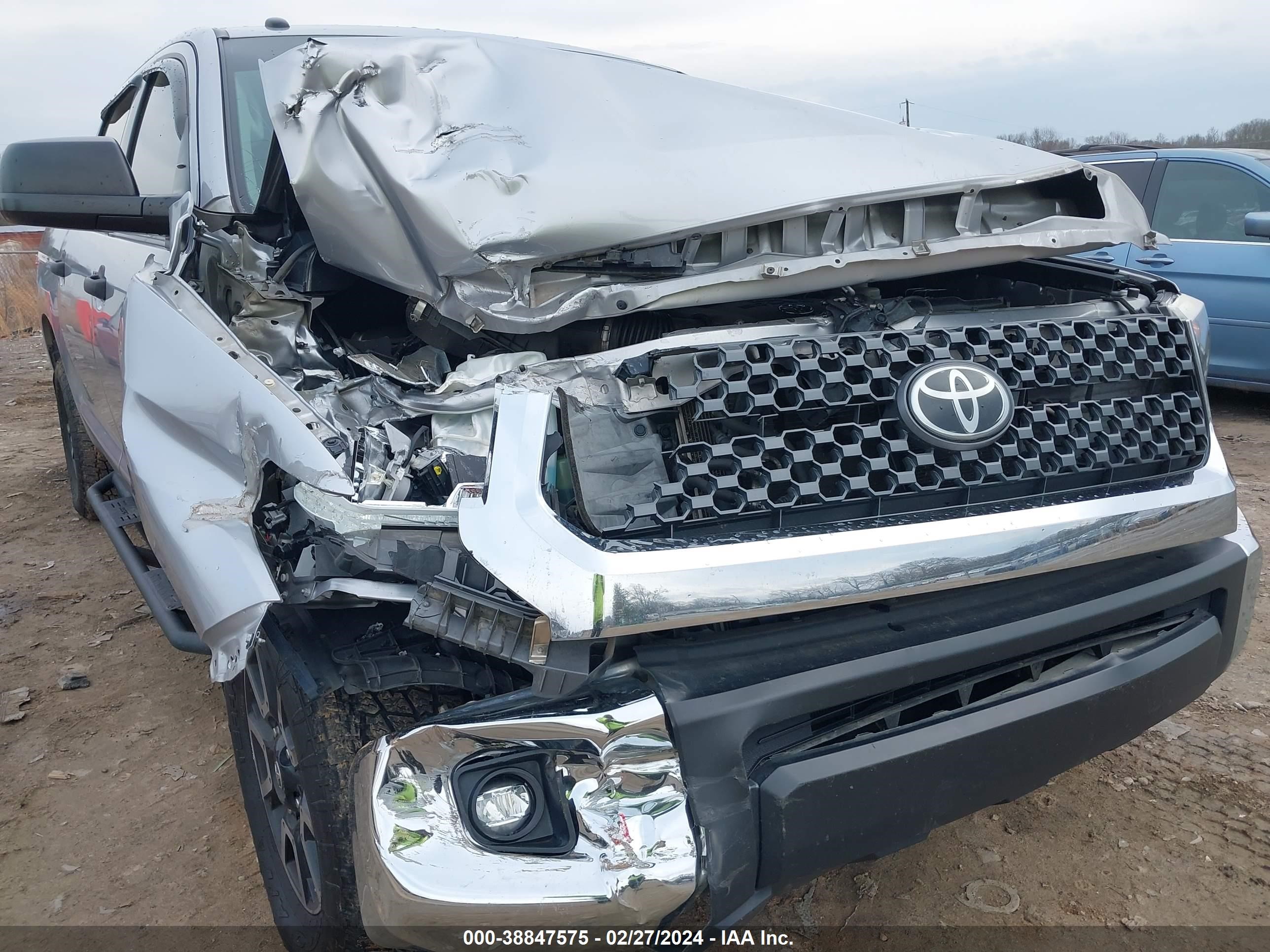 Photo 5 VIN: 5TFDY5F14JX679934 - TOYOTA TUNDRA 