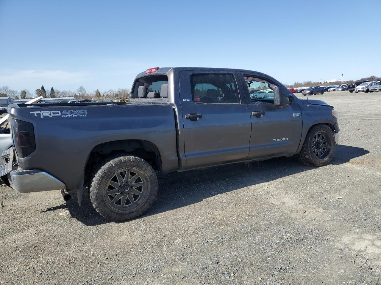 Photo 2 VIN: 5TFDY5F15EX372665 - TOYOTA TUNDRA 