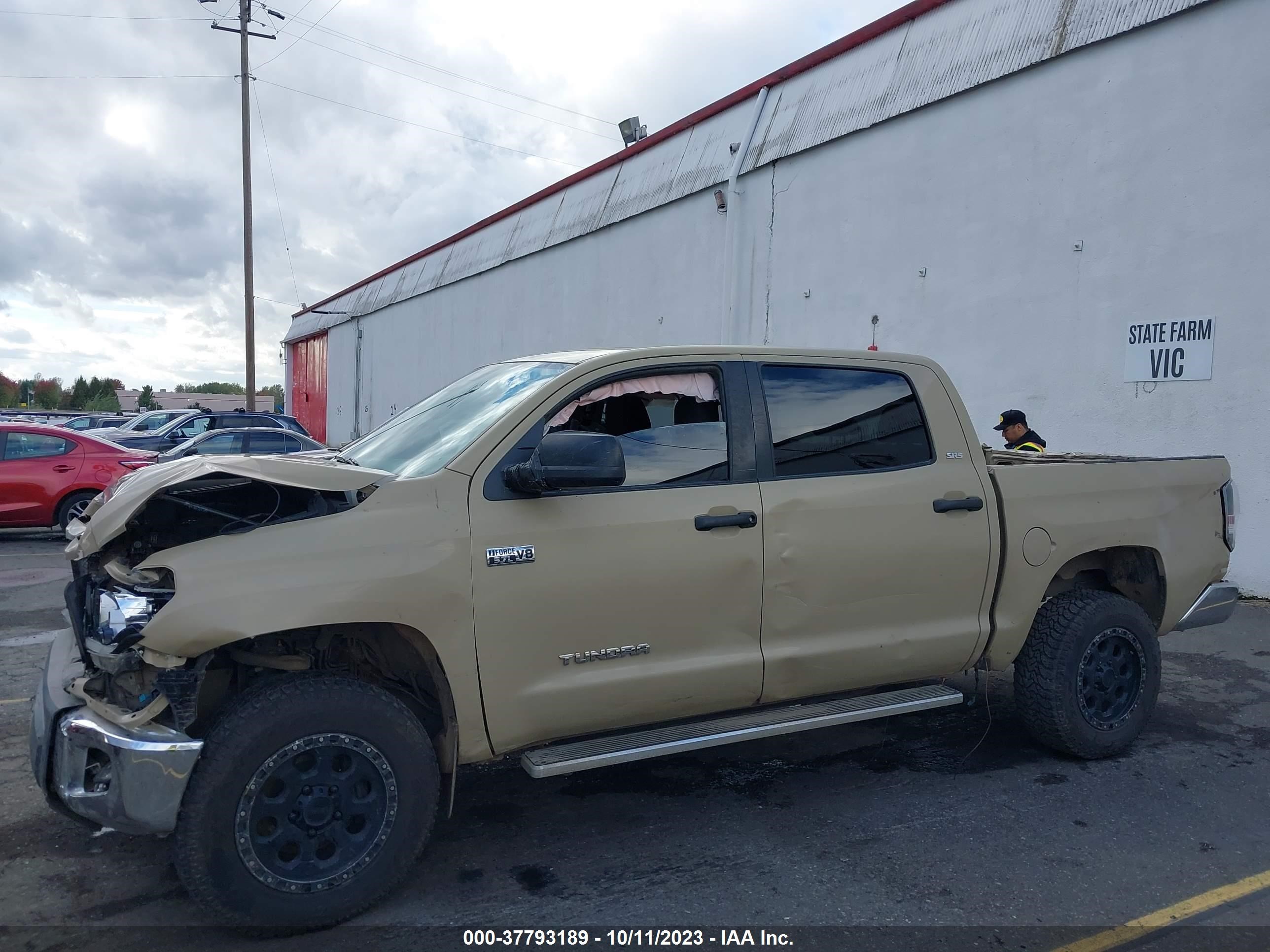 Photo 13 VIN: 5TFDY5F15JX752714 - TOYOTA TUNDRA 