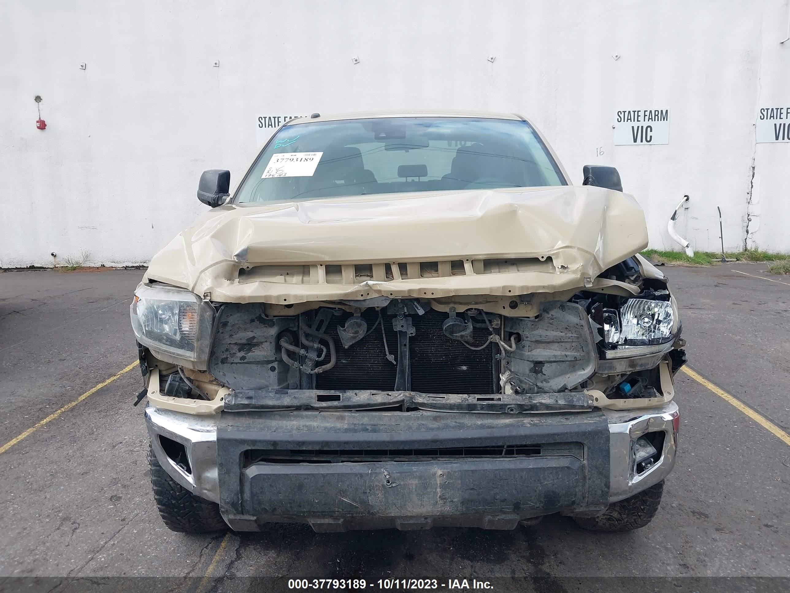 Photo 5 VIN: 5TFDY5F15JX752714 - TOYOTA TUNDRA 