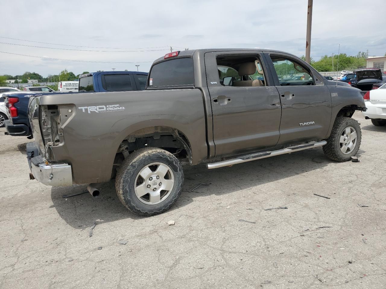 Photo 2 VIN: 5TFDY5F16AX158097 - TOYOTA TUNDRA 