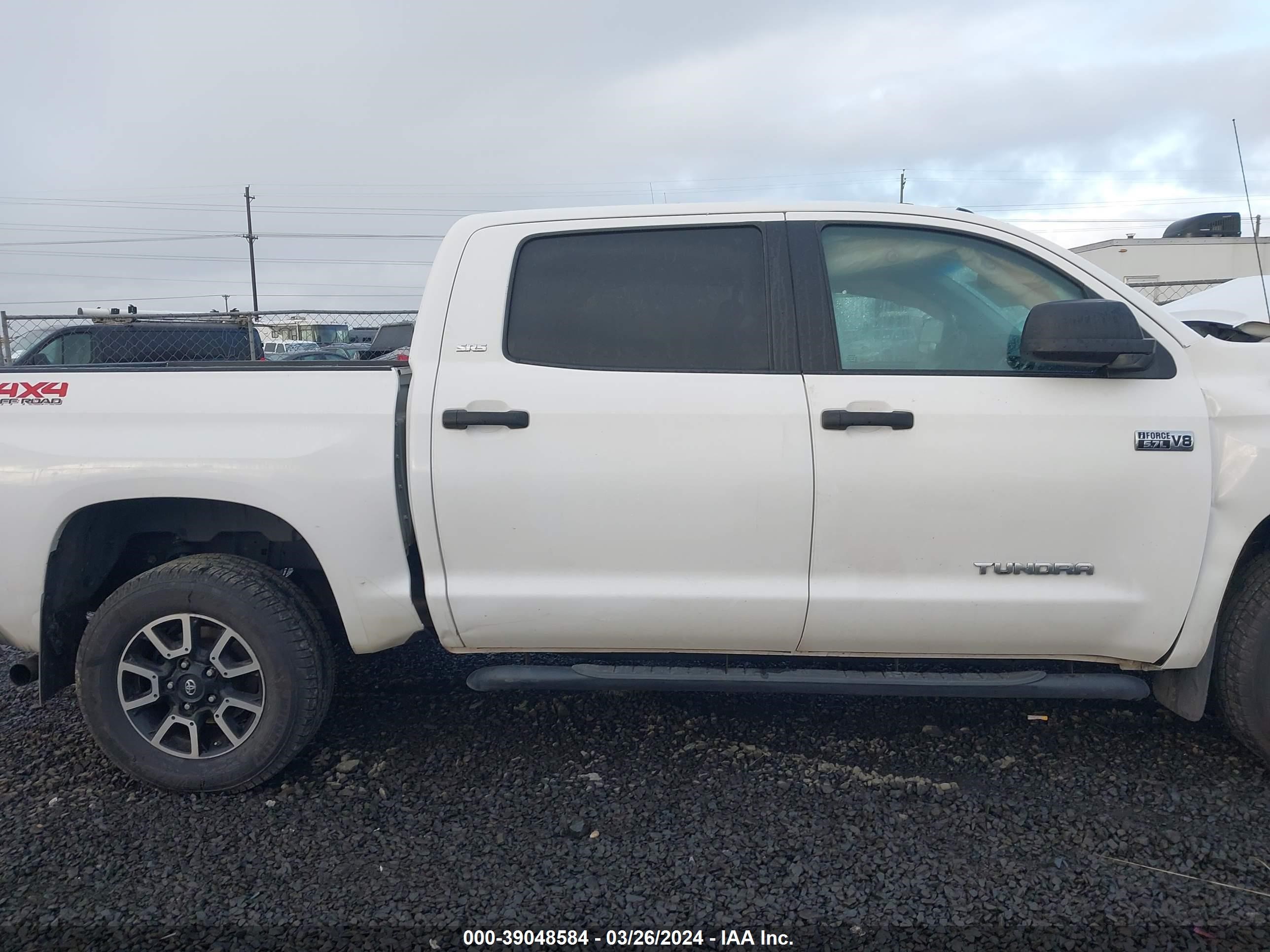 Photo 13 VIN: 5TFDY5F16GX510751 - TOYOTA TUNDRA 