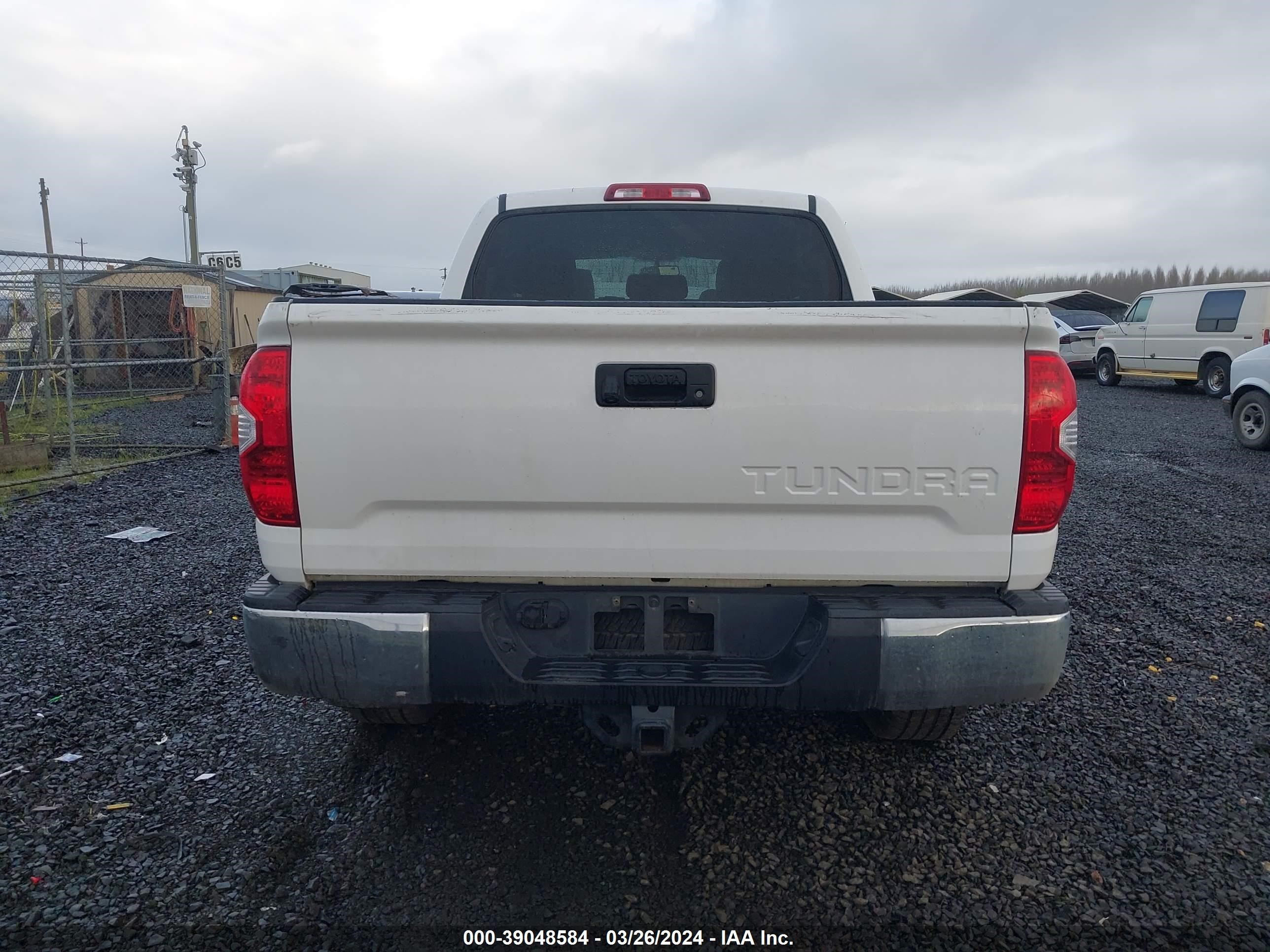 Photo 16 VIN: 5TFDY5F16GX510751 - TOYOTA TUNDRA 