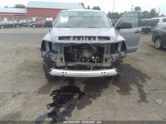 Photo 5 VIN: 5TFDY5F16JX706471 - TOYOTA TUNDRA 4WD 