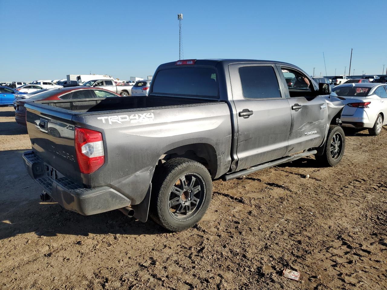 Photo 2 VIN: 5TFDY5F16KX828491 - TOYOTA TUNDRA 