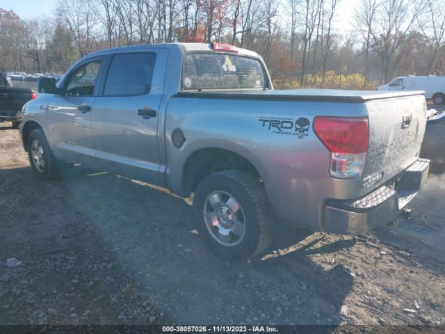 Photo 2 VIN: 5TFDY5F17AX144001 - TOYOTA TUNDRA 4WD TRUCK 