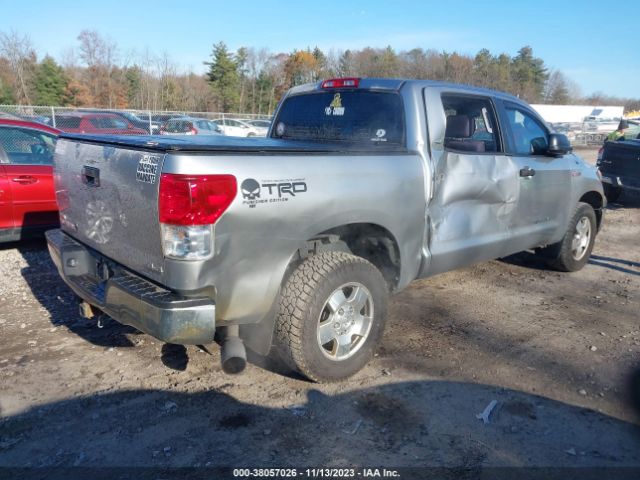 Photo 3 VIN: 5TFDY5F17AX144001 - TOYOTA TUNDRA 4WD TRUCK 