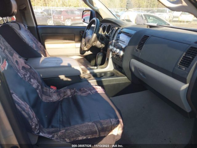 Photo 4 VIN: 5TFDY5F17AX144001 - TOYOTA TUNDRA 4WD TRUCK 