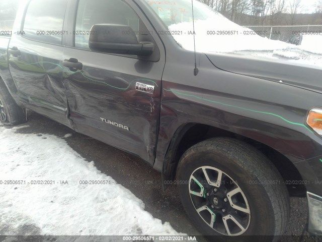 Photo 5 VIN: 5TFDY5F17GX558517 - TOYOTA TUNDRA 4WD TRUCK 