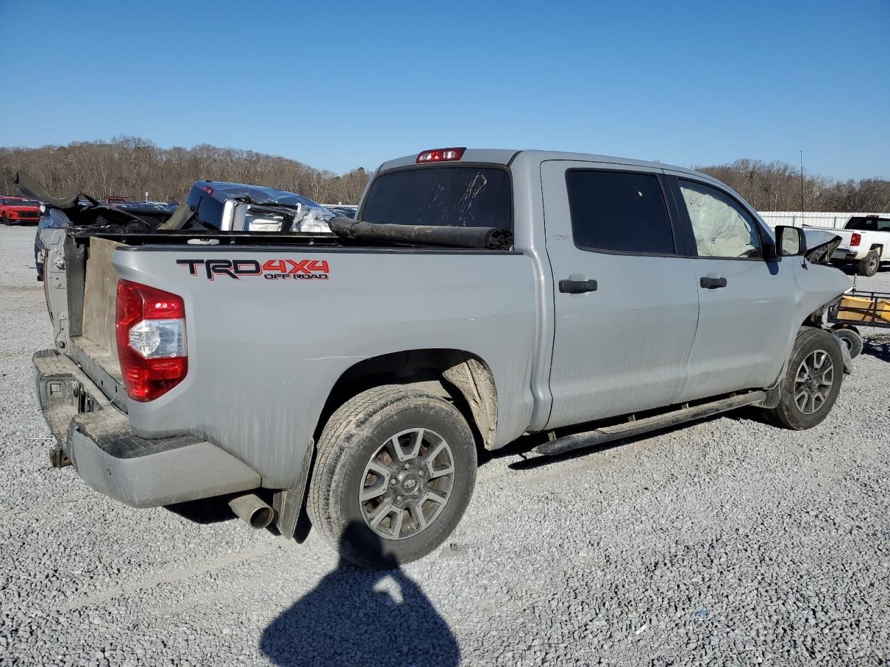 Photo 2 VIN: 5TFDY5F17JX740208 - TOYOTA TUNDRA 