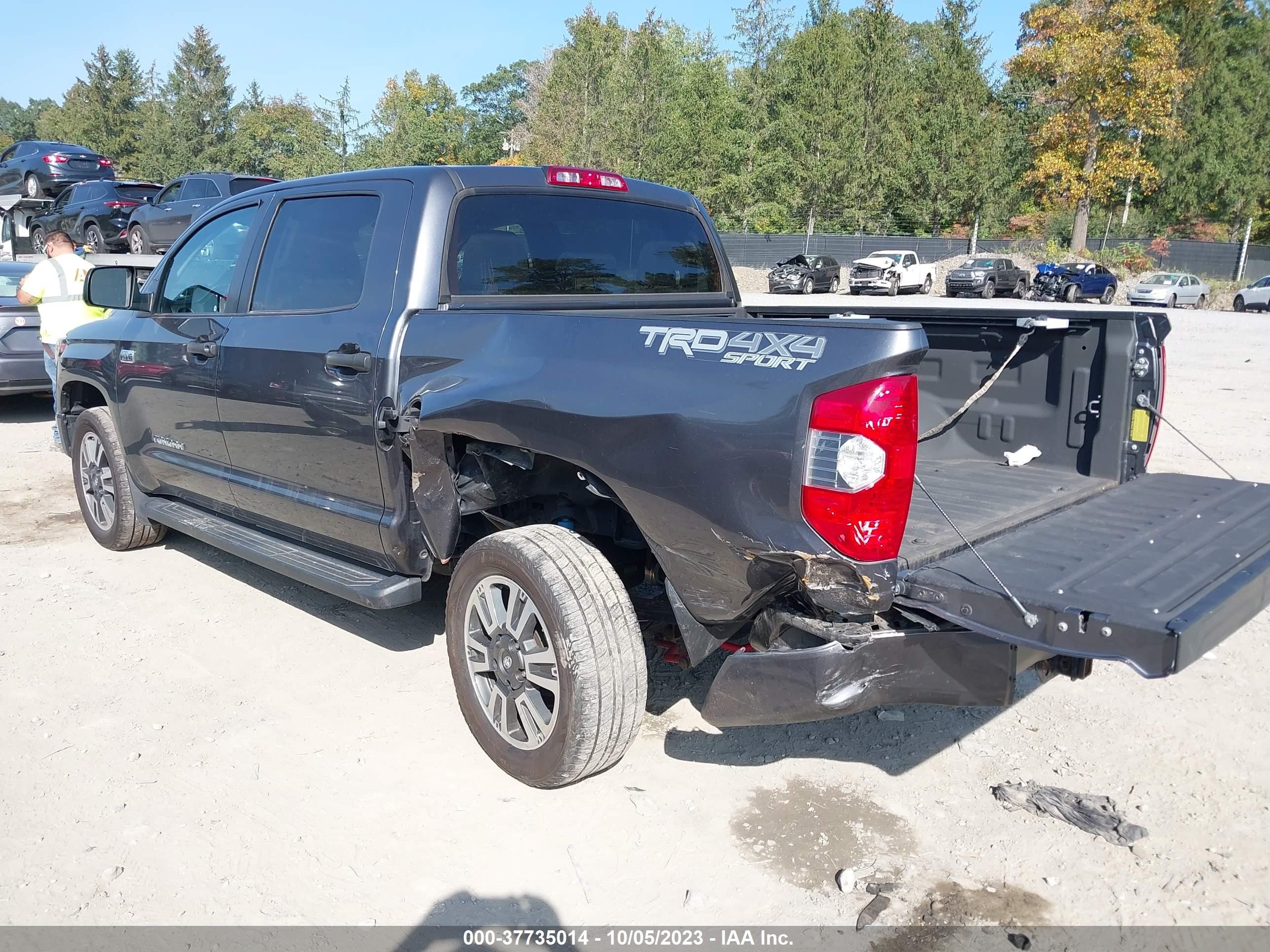 Photo 2 VIN: 5TFDY5F18KX824829 - TOYOTA TUNDRA 