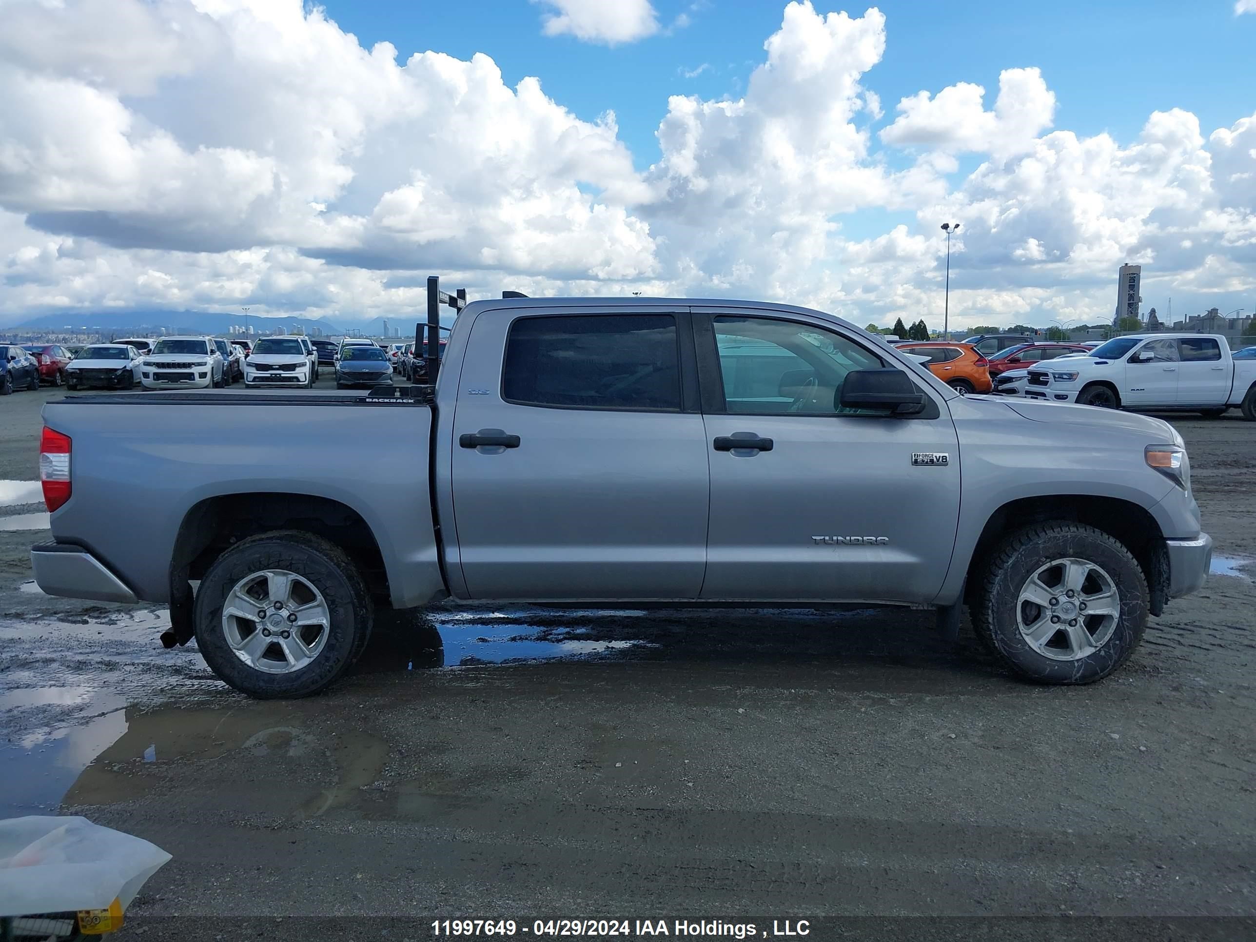 Photo 12 VIN: 5TFDY5F18MX995437 - TOYOTA TUNDRA 