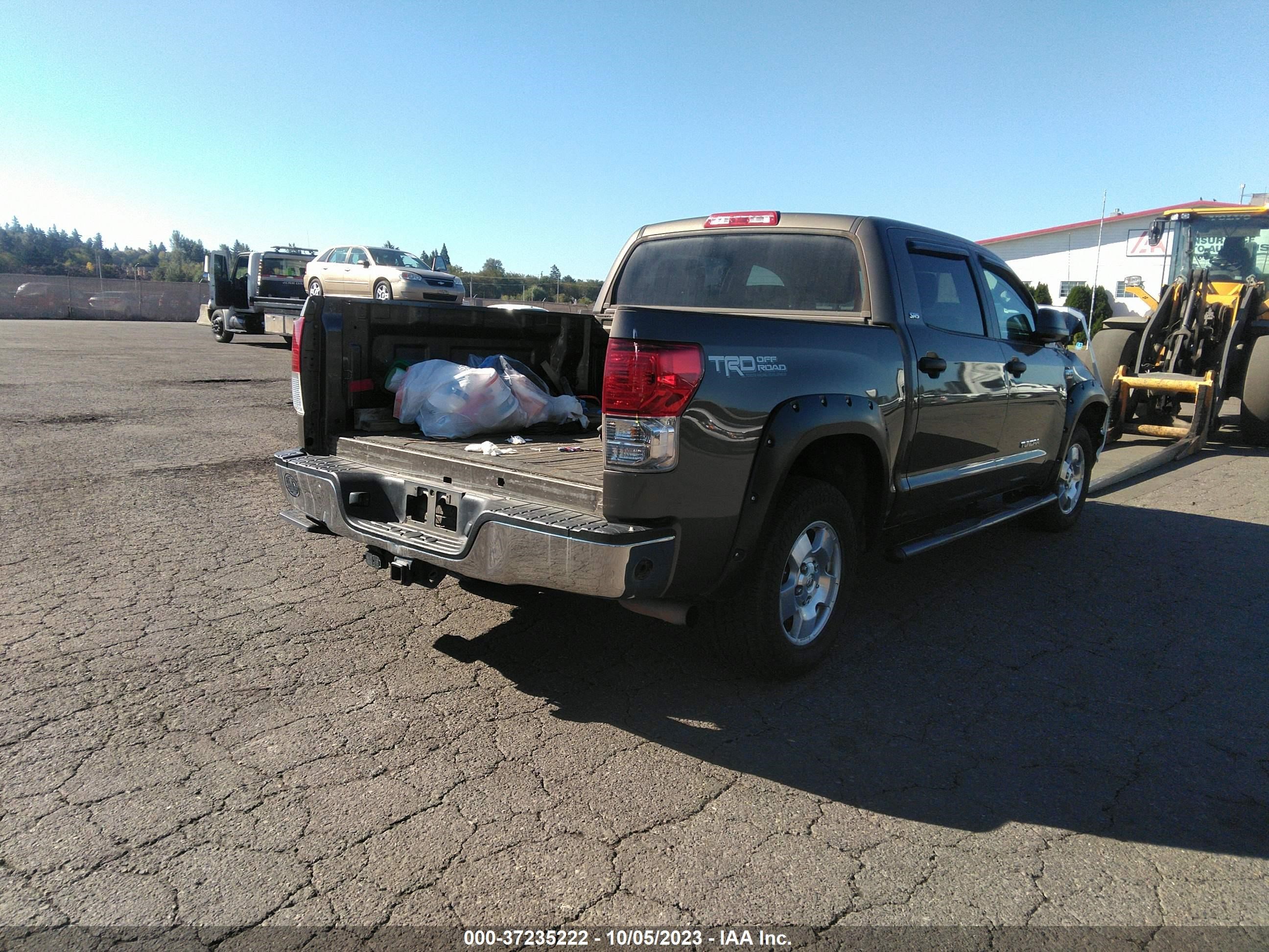 Photo 3 VIN: 5TFDY5F19BX179219 - TOYOTA TUNDRA 