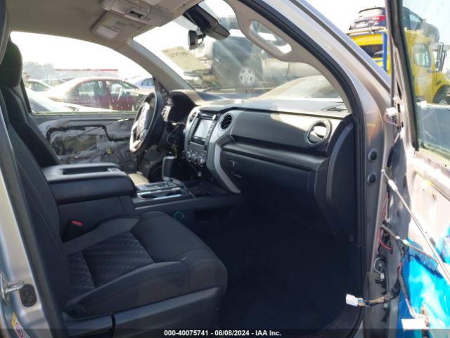 Photo 4 VIN: 5TFDY5F19JX750495 - TOYOTA TUNDRA 