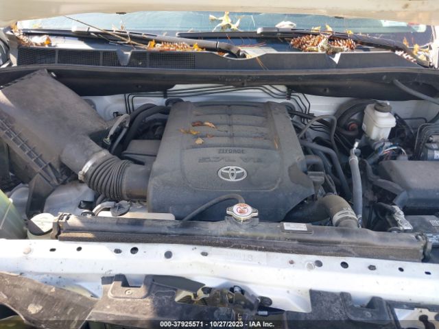 Photo 9 VIN: 5TFDY5F19MX027573 - TOYOTA TUNDRA 4WD 