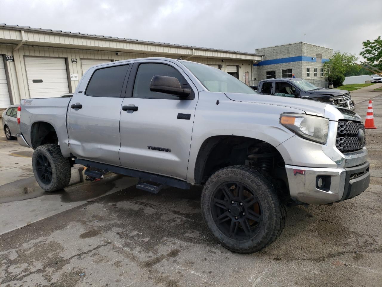 Photo 3 VIN: 5TFDY5F1XJX697757 - TOYOTA TUNDRA 