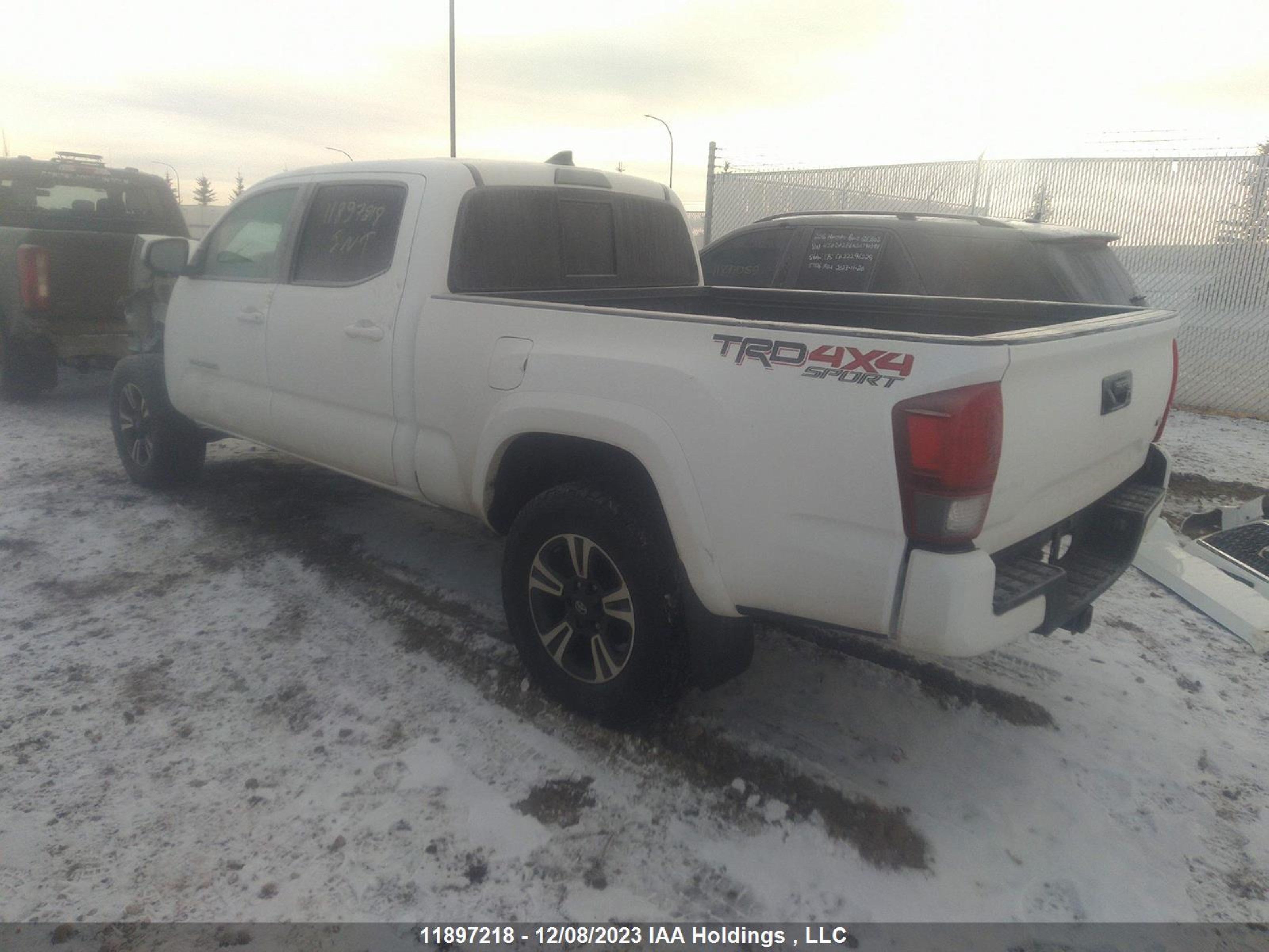 Photo 2 VIN: 5TFDZ5BN6JX035714 - TOYOTA TACOMA 