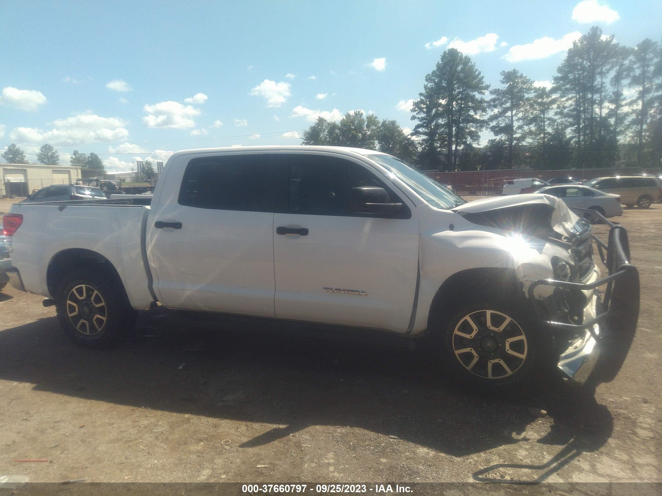 Photo 12 VIN: 5TFEM5F10BX034974 - TOYOTA TUNDRA 