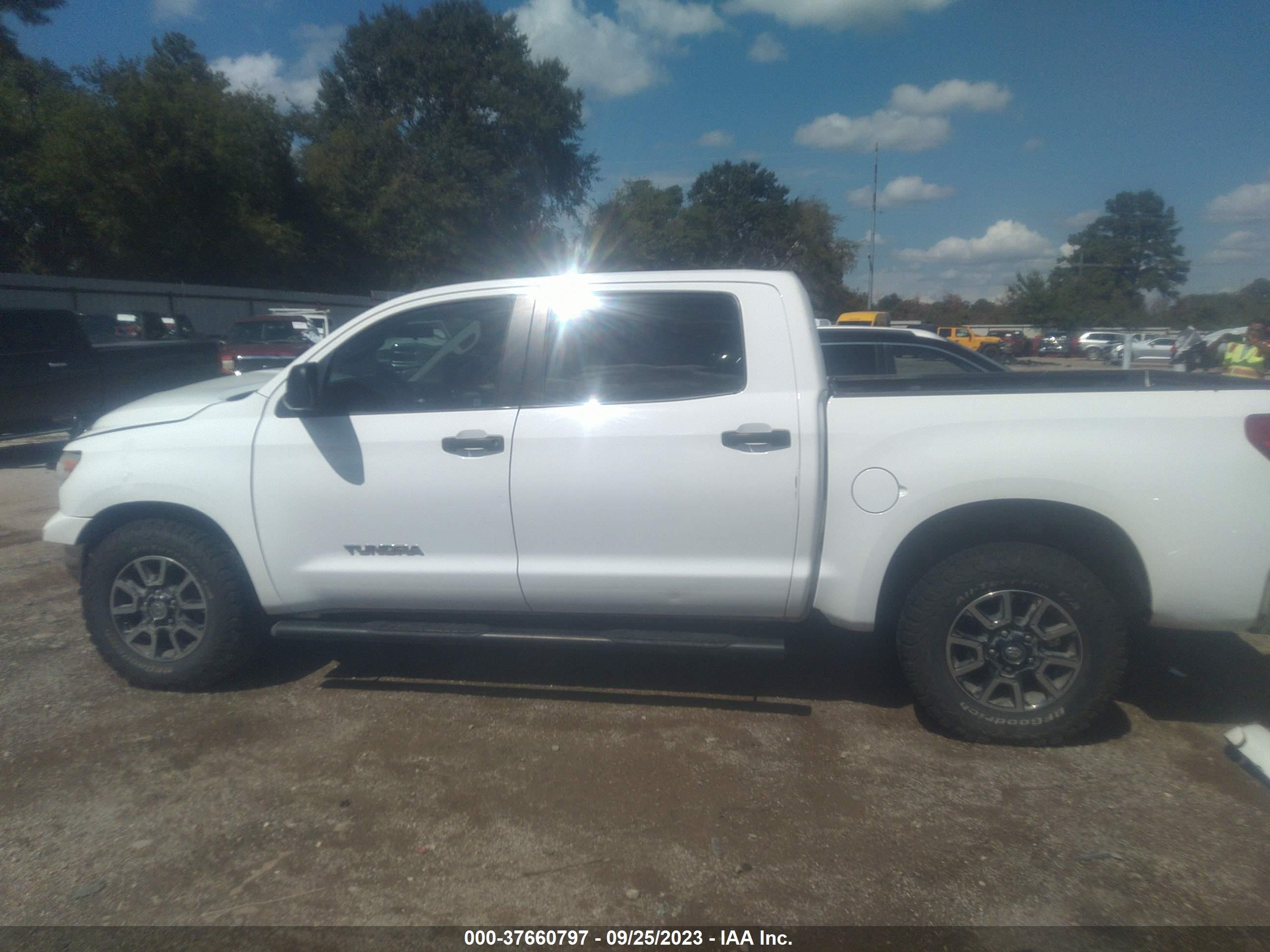 Photo 13 VIN: 5TFEM5F10BX034974 - TOYOTA TUNDRA 