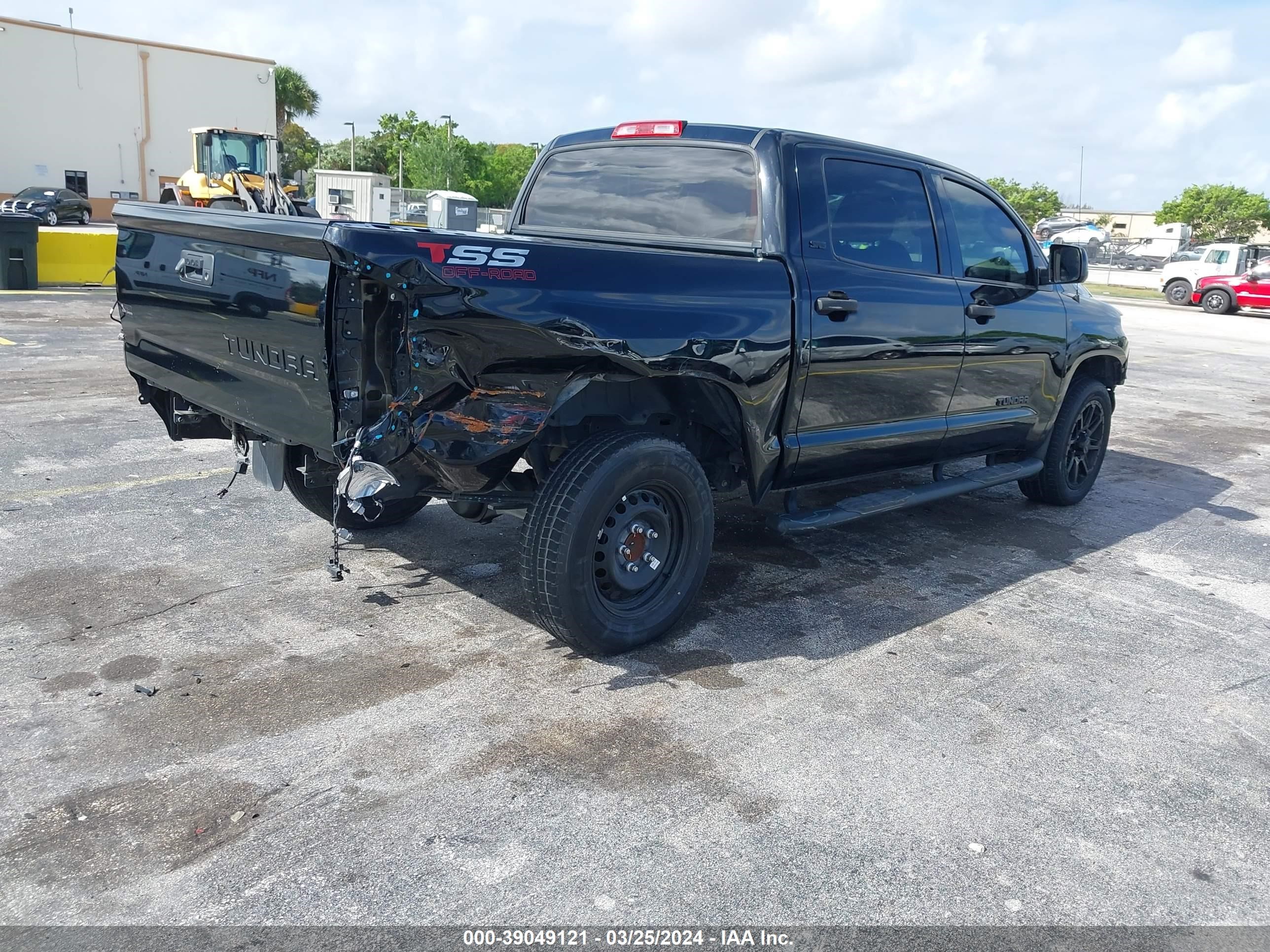 Photo 4 VIN: 5TFEM5F13KX143400 - TOYOTA TUNDRA 