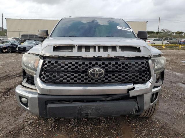 Photo 4 VIN: 5TFEM5F16KX143410 - TOYOTA TUNDRA CRE 