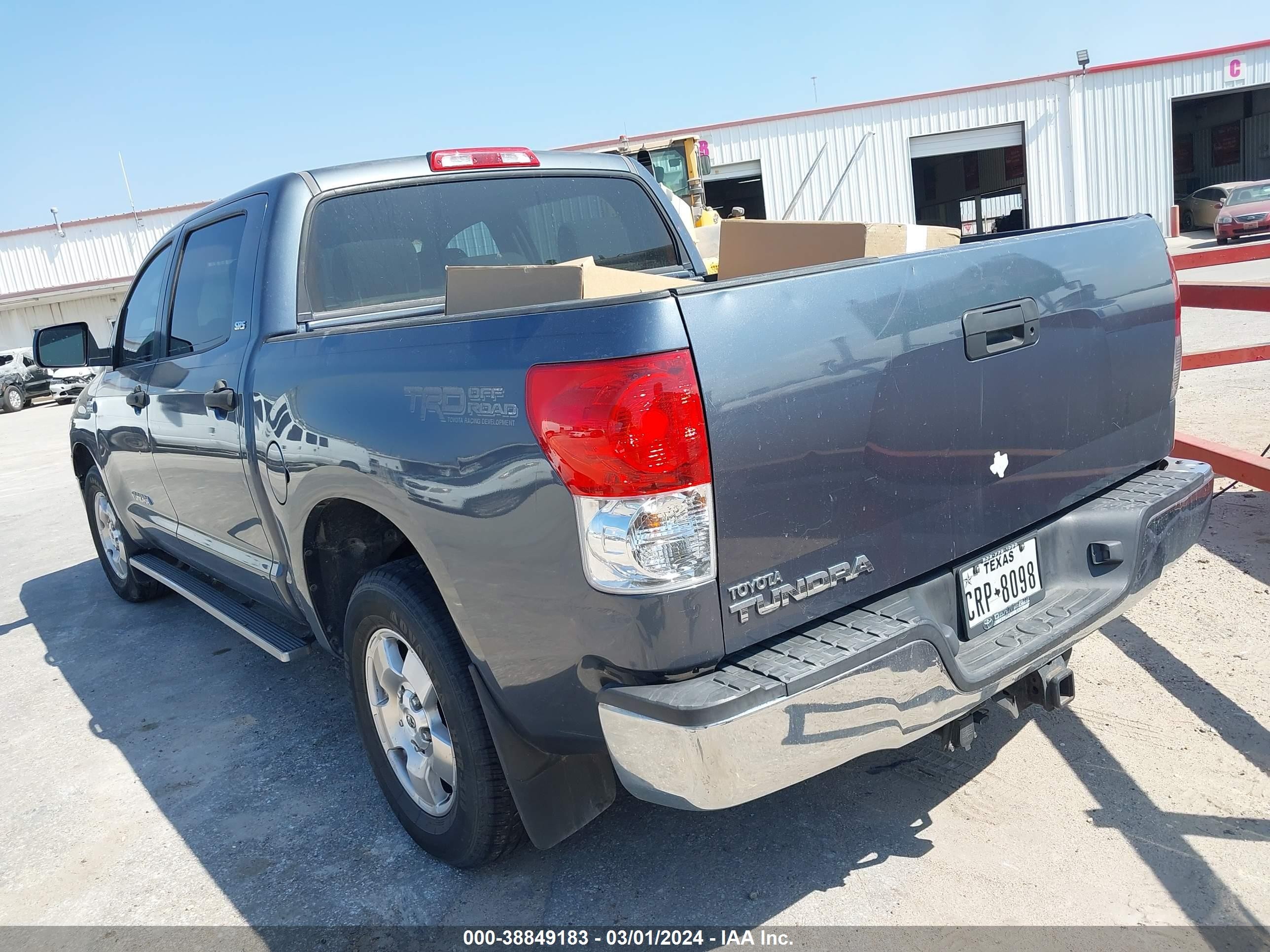 Photo 2 VIN: 5TFEV541X7X031068 - TOYOTA TUNDRA 