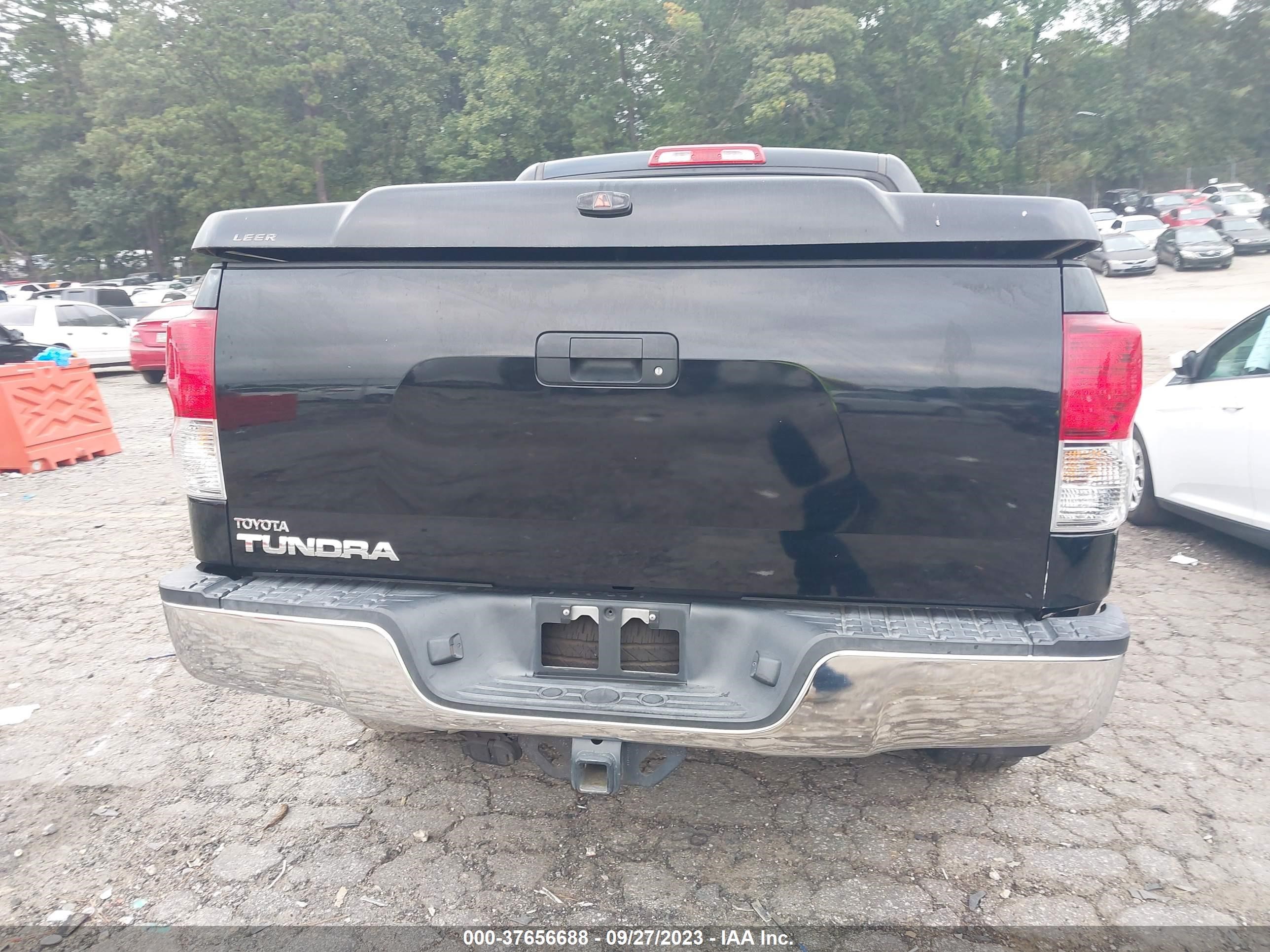 Photo 15 VIN: 5TFEY5F10BX105269 - TOYOTA TUNDRA 