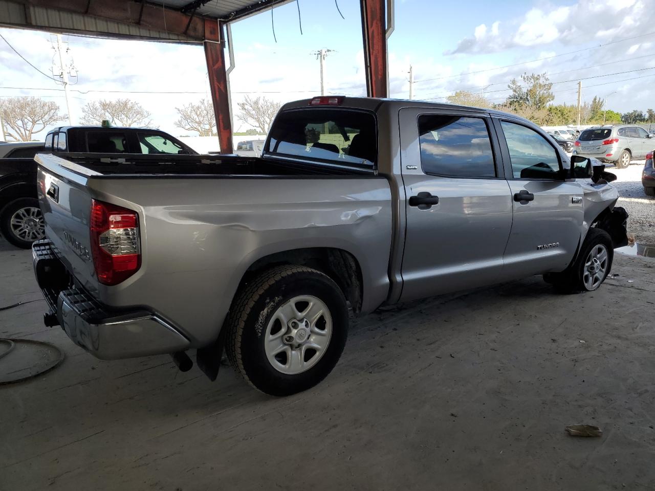 Photo 2 VIN: 5TFEY5F12FX184563 - TOYOTA TUNDRA 