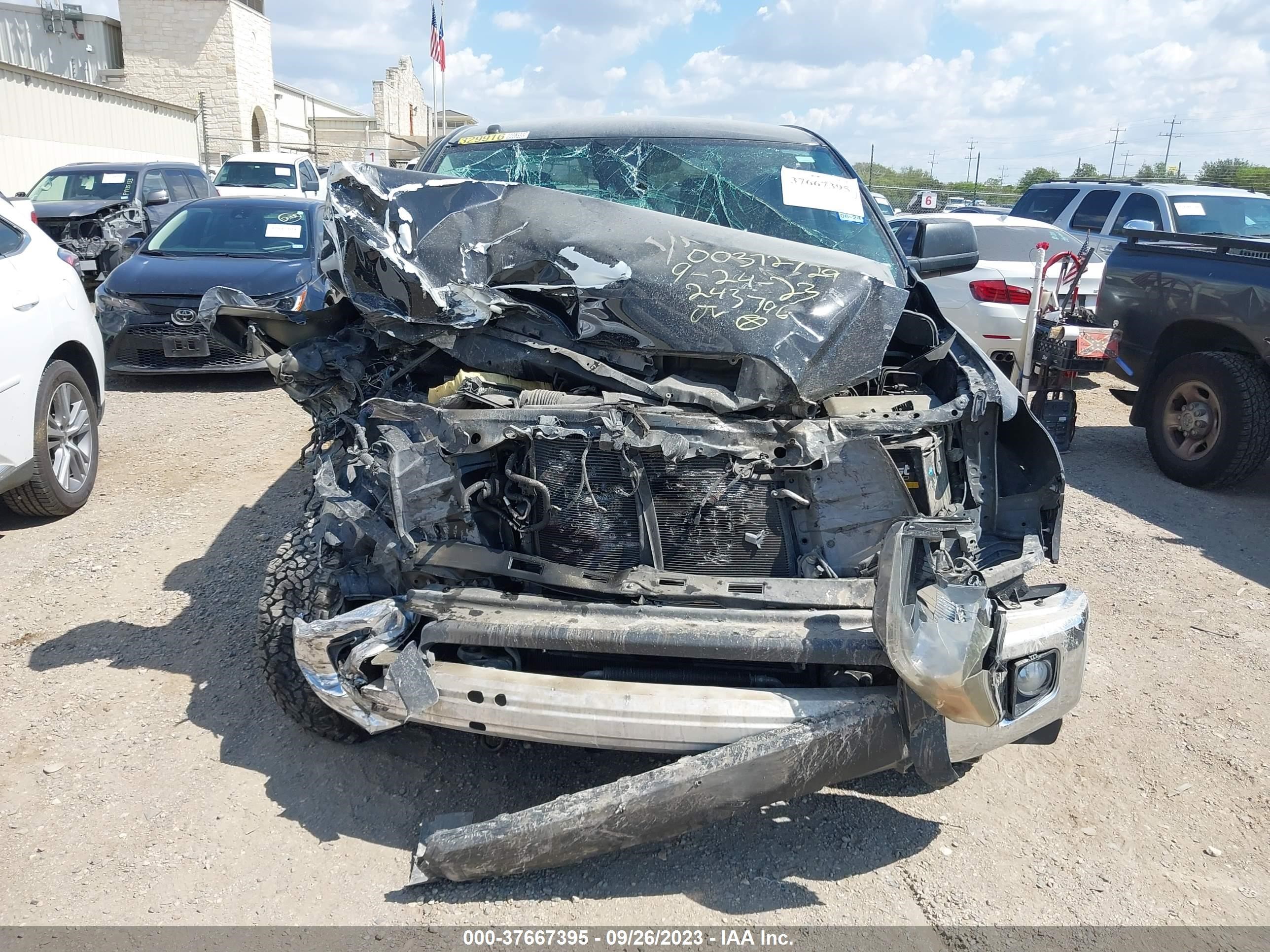 Photo 10 VIN: 5TFEY5F12JX243796 - TOYOTA TUNDRA 