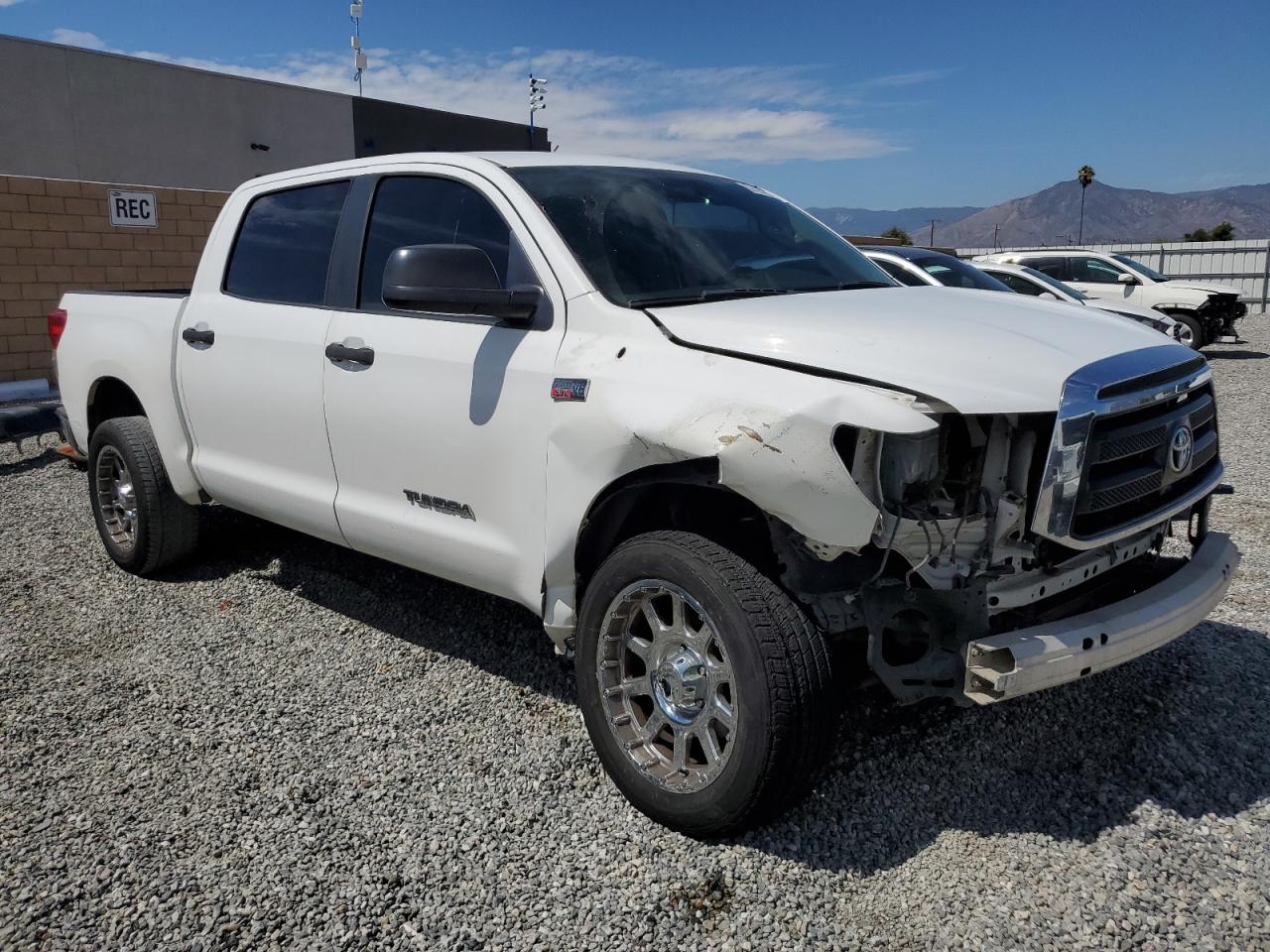 Photo 3 VIN: 5TFEY5F13AX098347 - TOYOTA TUNDRA 