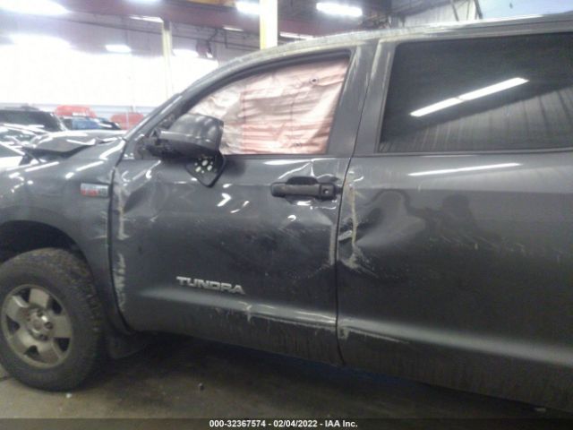 Photo 5 VIN: 5TFEY5F13CX124433 - TOYOTA TUNDRA 2WD TRUCK 