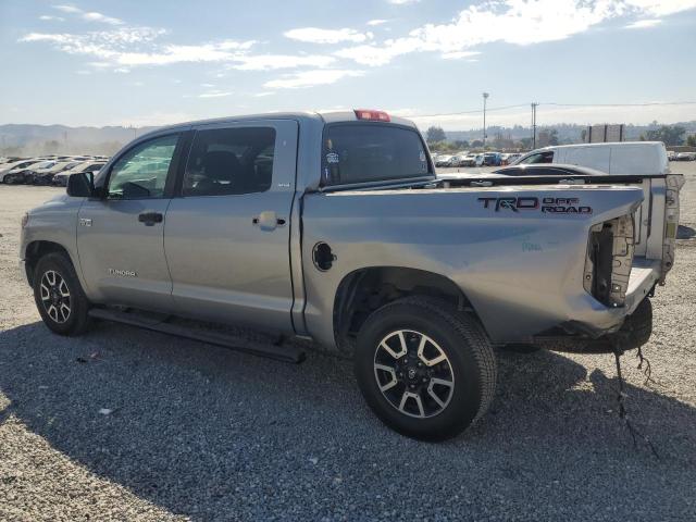 Photo 1 VIN: 5TFEY5F14JX235943 - TOYOTA TUNDRA CRE 