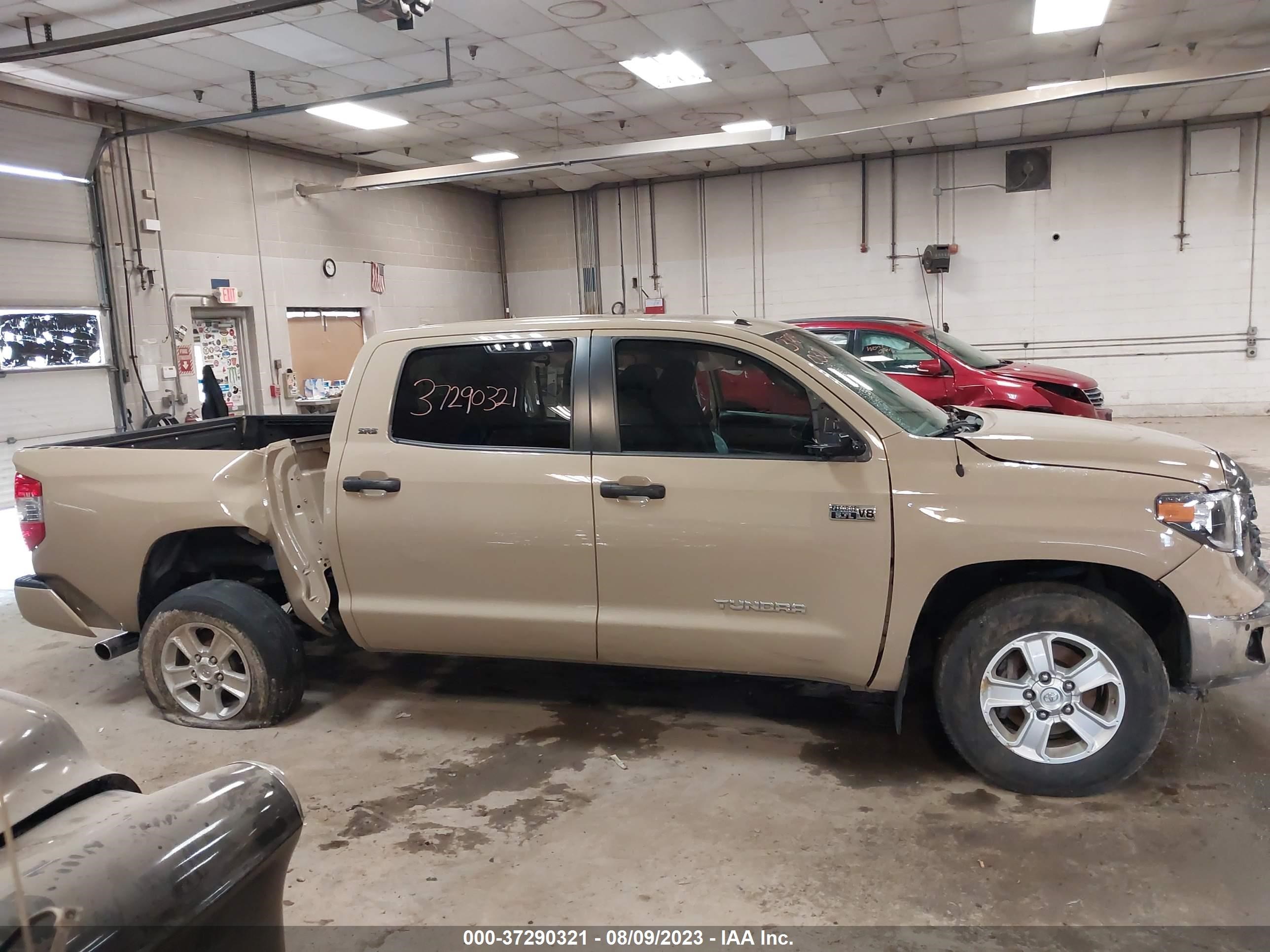 Photo 13 VIN: 5TFEY5F19JX236425 - TOYOTA TUNDRA 