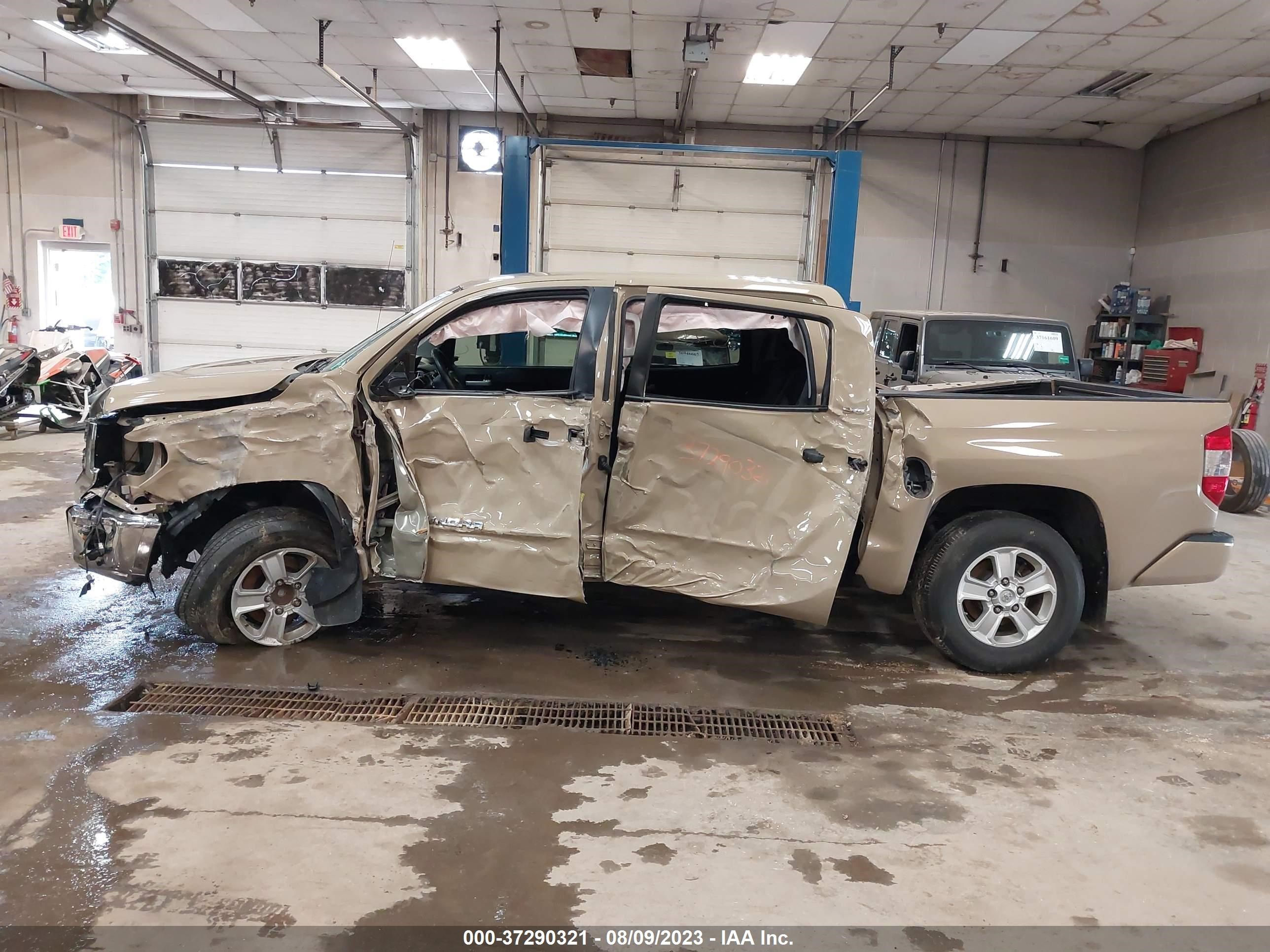 Photo 14 VIN: 5TFEY5F19JX236425 - TOYOTA TUNDRA 