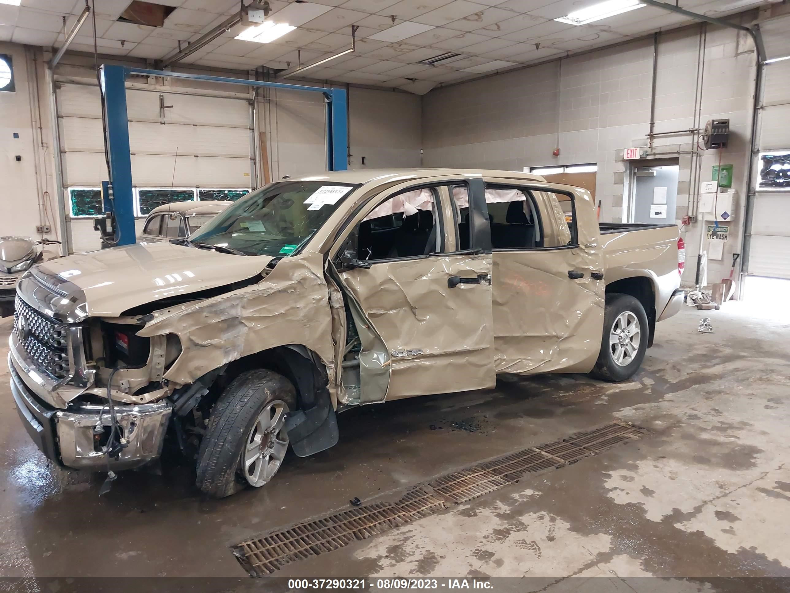 Photo 5 VIN: 5TFEY5F19JX236425 - TOYOTA TUNDRA 