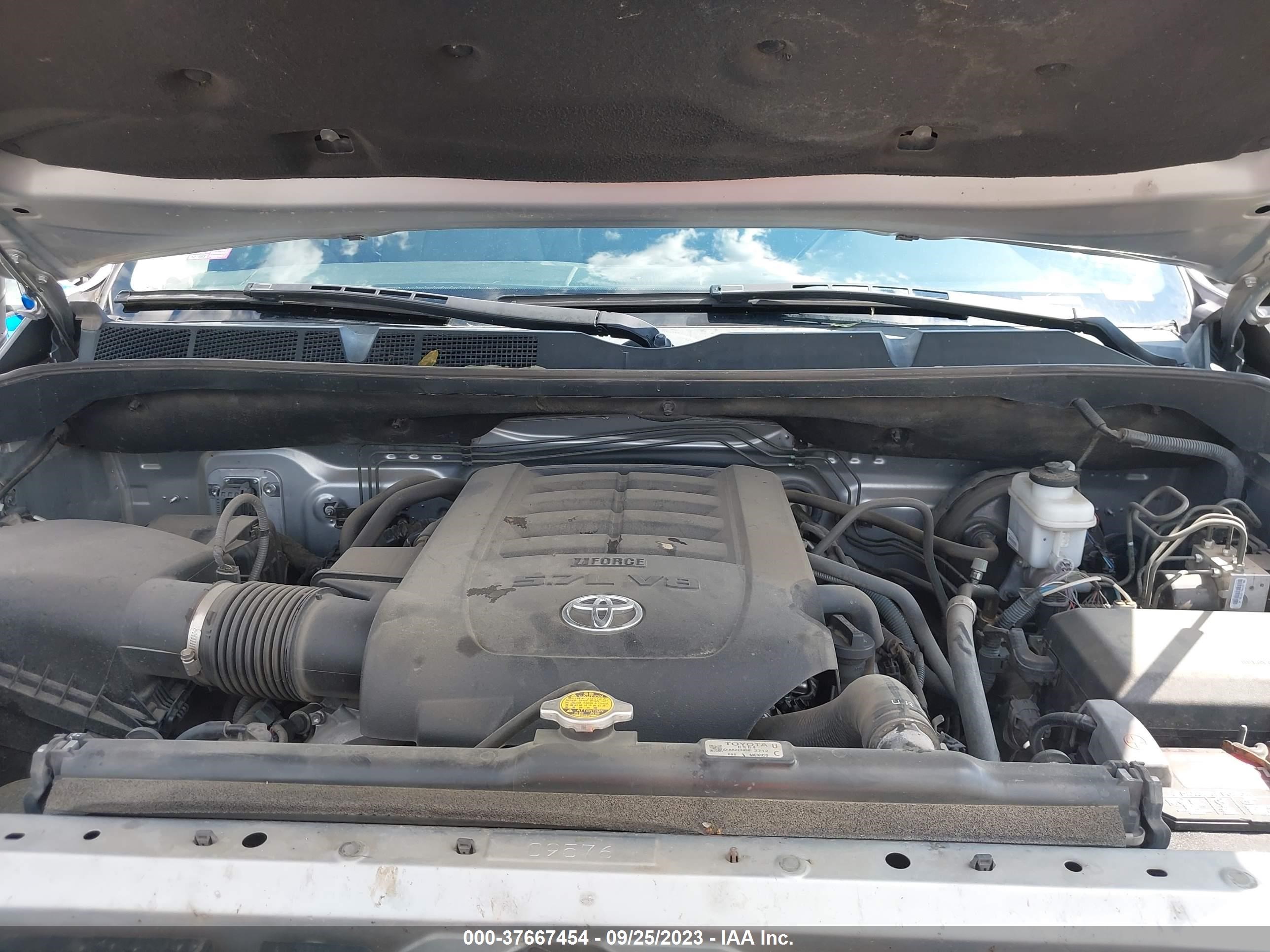 Photo 9 VIN: 5TFHW5F10GX505939 - TOYOTA TUNDRA 