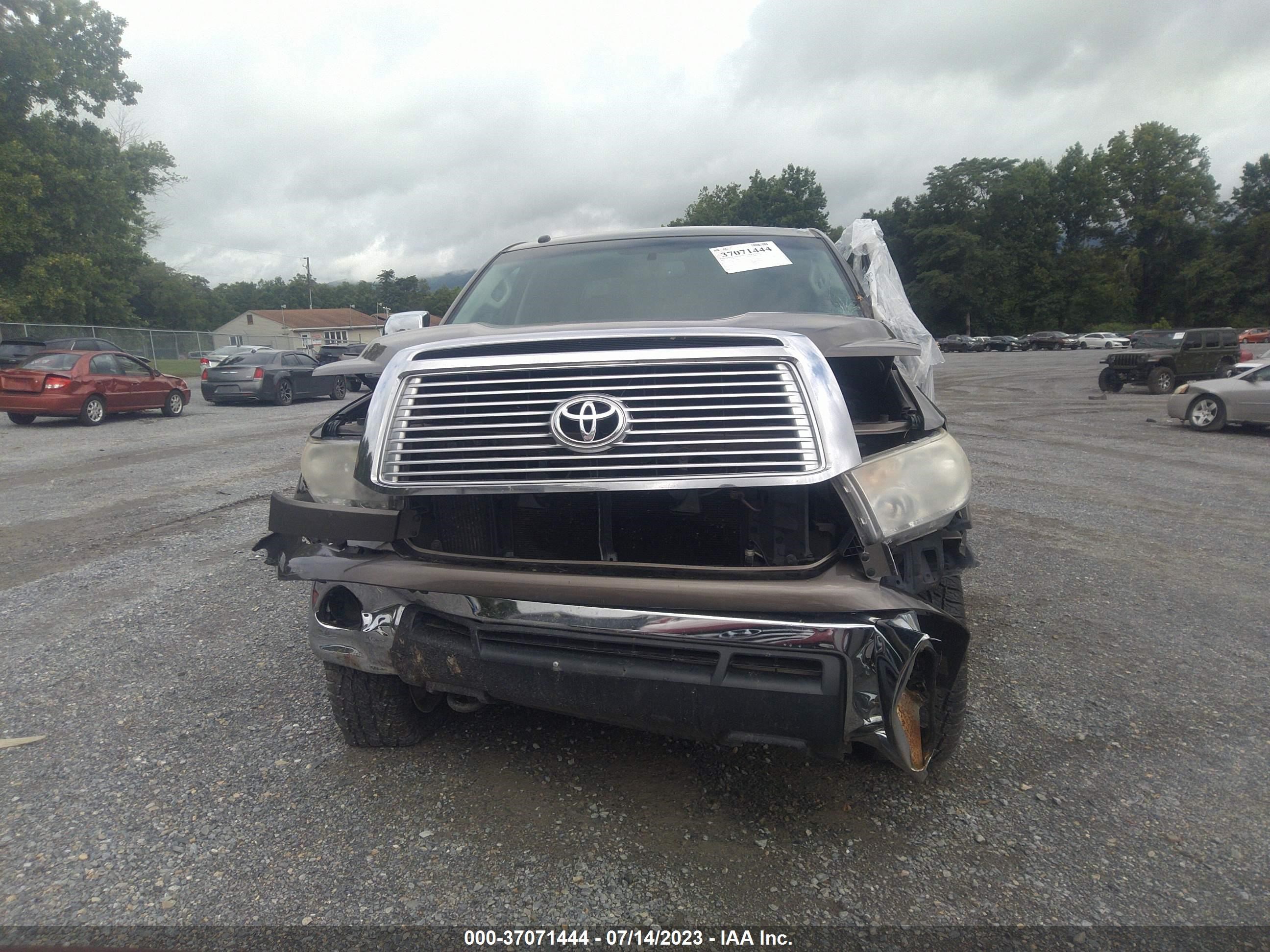 Photo 12 VIN: 5TFHW5F17AX100765 - TOYOTA TUNDRA 