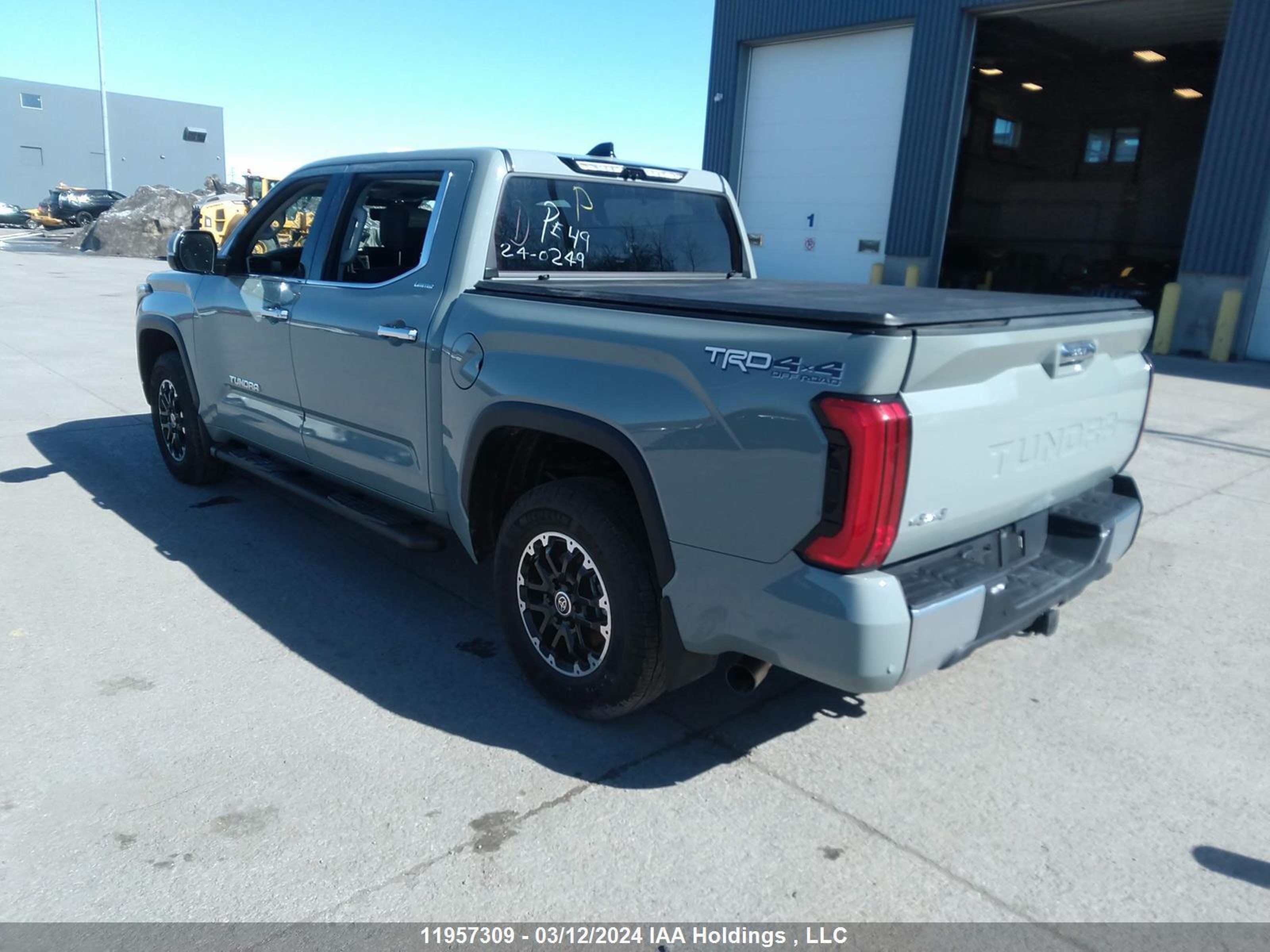 Photo 2 VIN: 5TFJA5DB0PX120599 - TOYOTA TUNDRA 