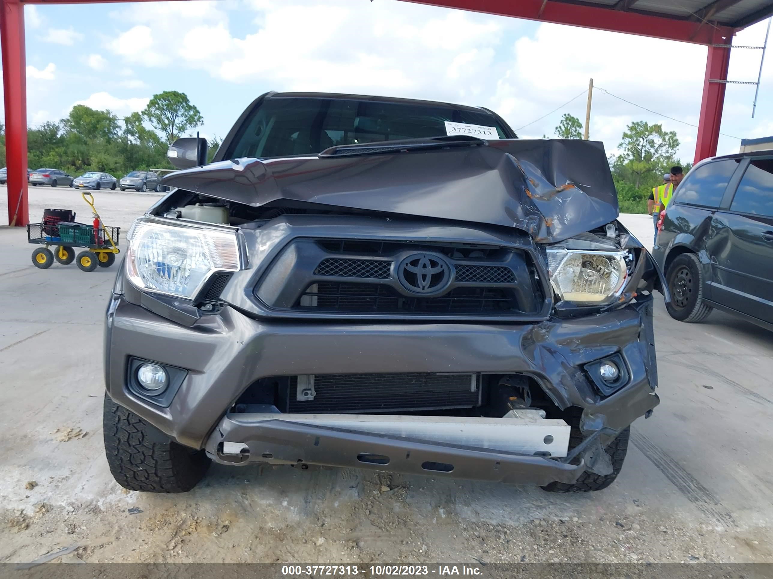 Photo 11 VIN: 5TFJU4GN4CX019874 - TOYOTA TACOMA 