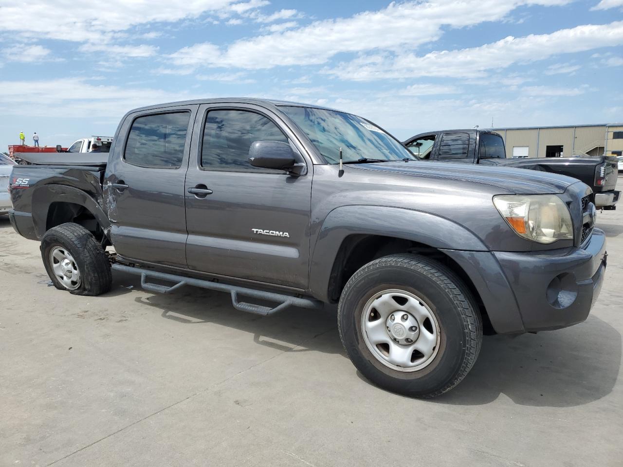 Photo 3 VIN: 5TFJU4GNXBX011034 - TOYOTA TACOMA 