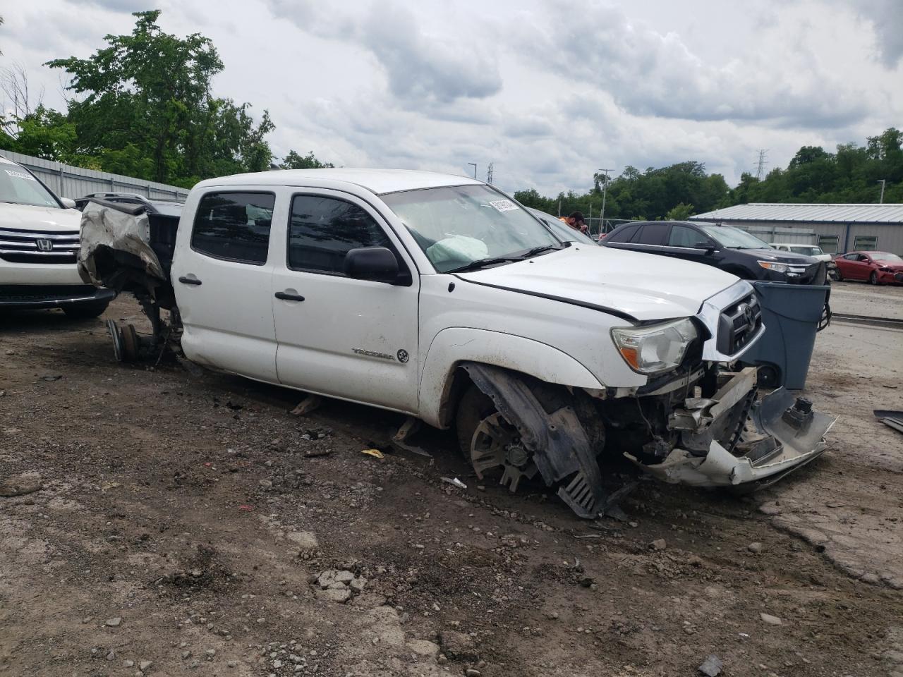 Photo 3 VIN: 5TFLU4EN1FX132858 - TOYOTA TACOMA 