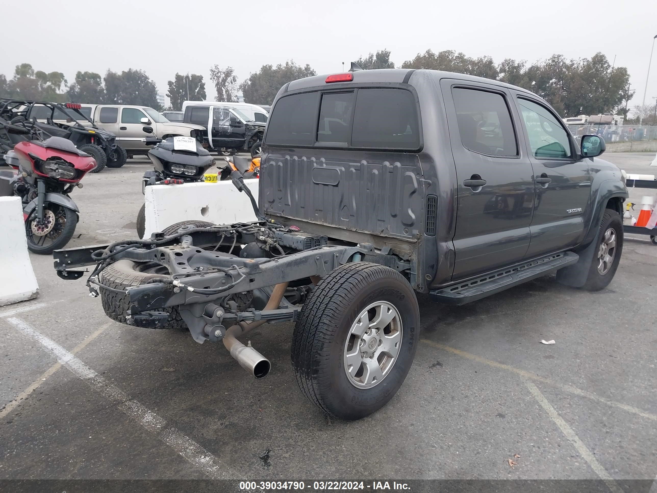 Photo 3 VIN: 5TFLU4EN3FX114426 - TOYOTA TACOMA 