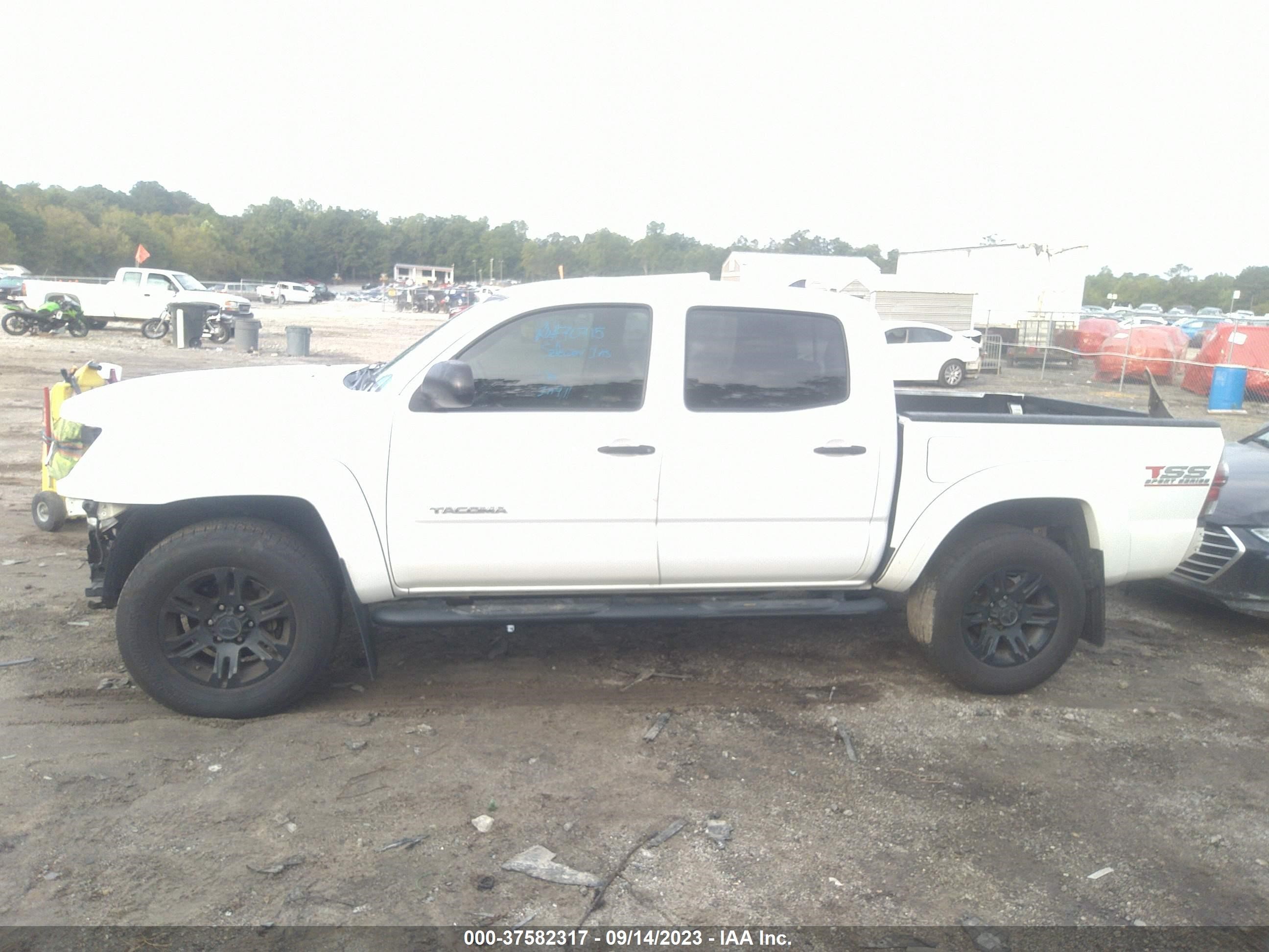 Photo 13 VIN: 5TFLU4EN5FX133978 - TOYOTA TACOMA 