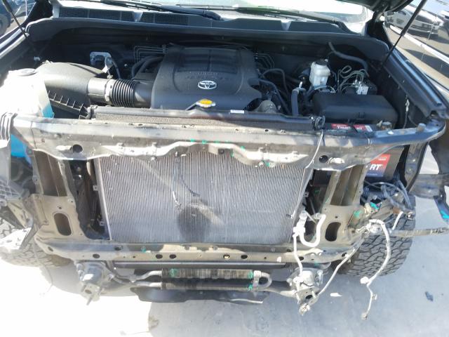 Photo 6 VIN: 5TFRM5F10HX118450 - TOYOTA TUNDRA DOU 