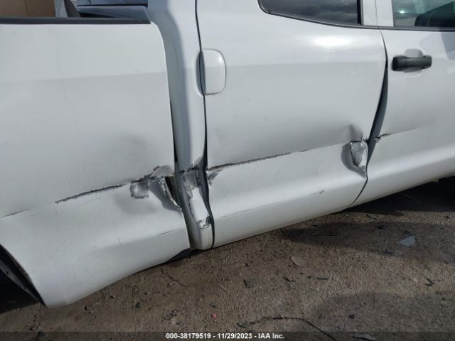 Photo 5 VIN: 5TFRM5F10JX131107 - TOYOTA TUNDRA 