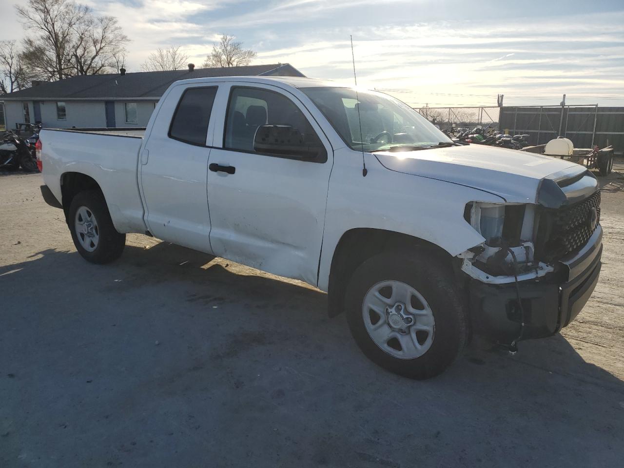 Photo 3 VIN: 5TFRM5F12KX137329 - TOYOTA TUNDRA 