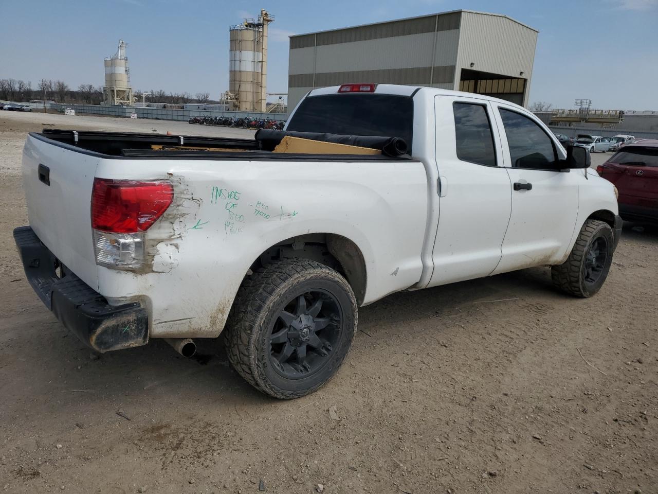 Photo 2 VIN: 5TFRM5F17BX031460 - TOYOTA TUNDRA 