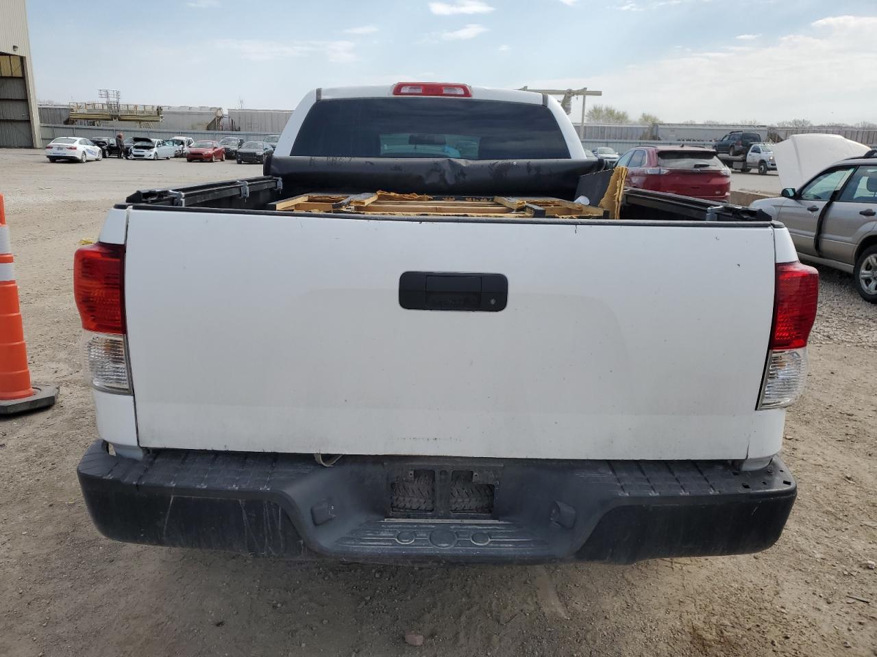 Photo 5 VIN: 5TFRM5F17BX031460 - TOYOTA TUNDRA 