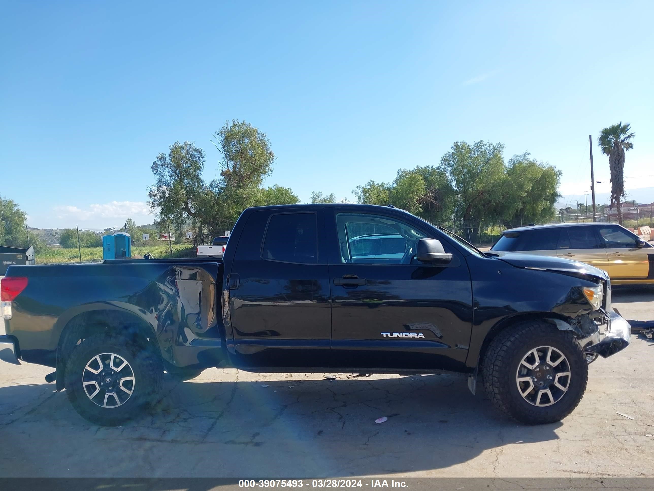 Photo 12 VIN: 5TFRM5F1XCX044415 - TOYOTA TUNDRA 