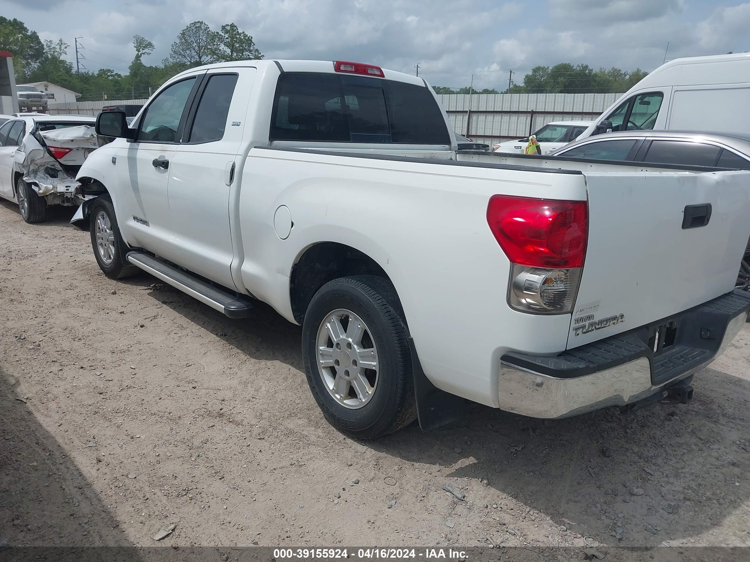 Photo 2 VIN: 5TFRT541X7X004542 - TOYOTA TUNDRA 